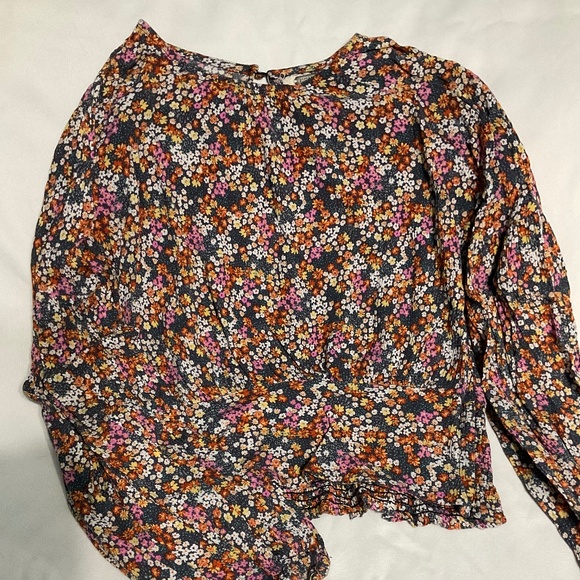 Long sleeve floral cropped blouse by gimmick.  W64 - Picture 1 of 5